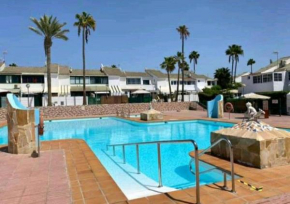 Agréable bungalow avec grande terrasse et piscine